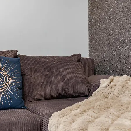 Apartment Monochrome Escape 1br Ultra