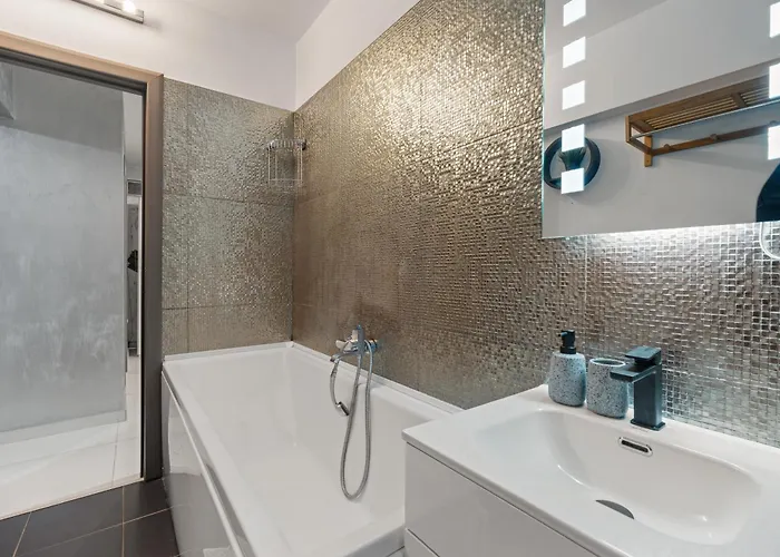 Stylish Monochrome 1br In Bukarest