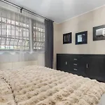 Stylish Monochrome 1br In Bukarest