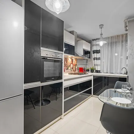 Monochrome Escape 1br Ultra Lejlighed