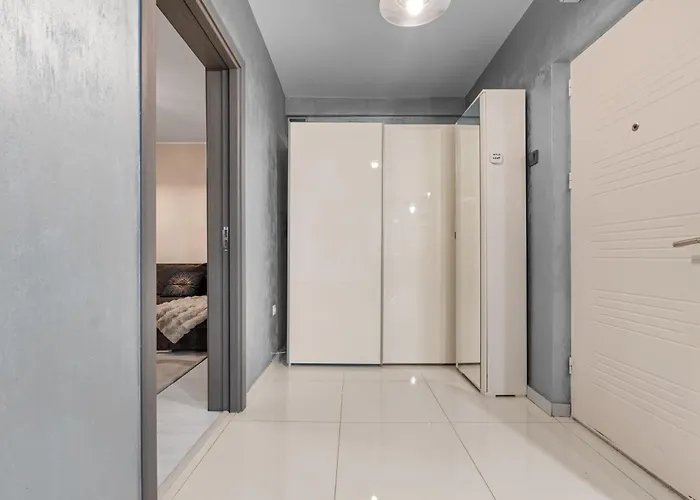 Stylish Monochrome 1br In *