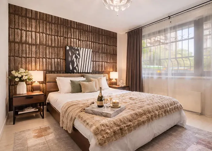 Stylish Monochrome 1br In Apartment Bucharest
