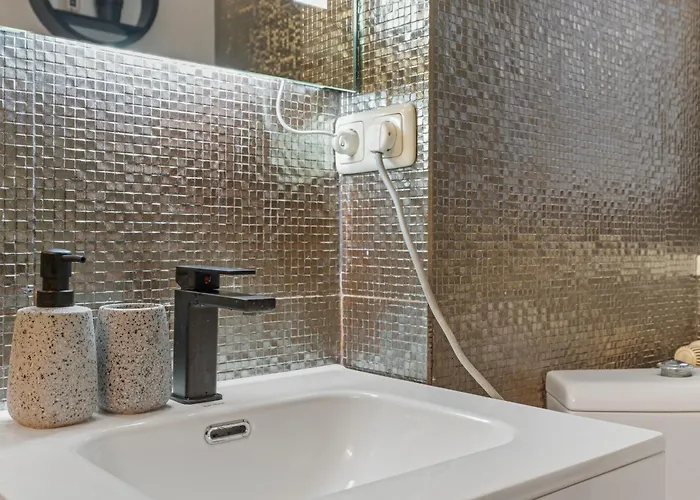 Stylish Monochrome 1br In Appartement